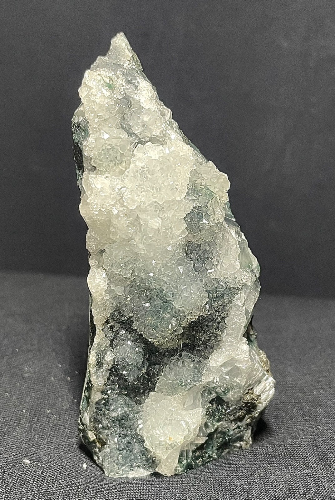 Natural green / white shiny quartz cluster mineral specimens 117gr 9×4.5×2.5 cm
