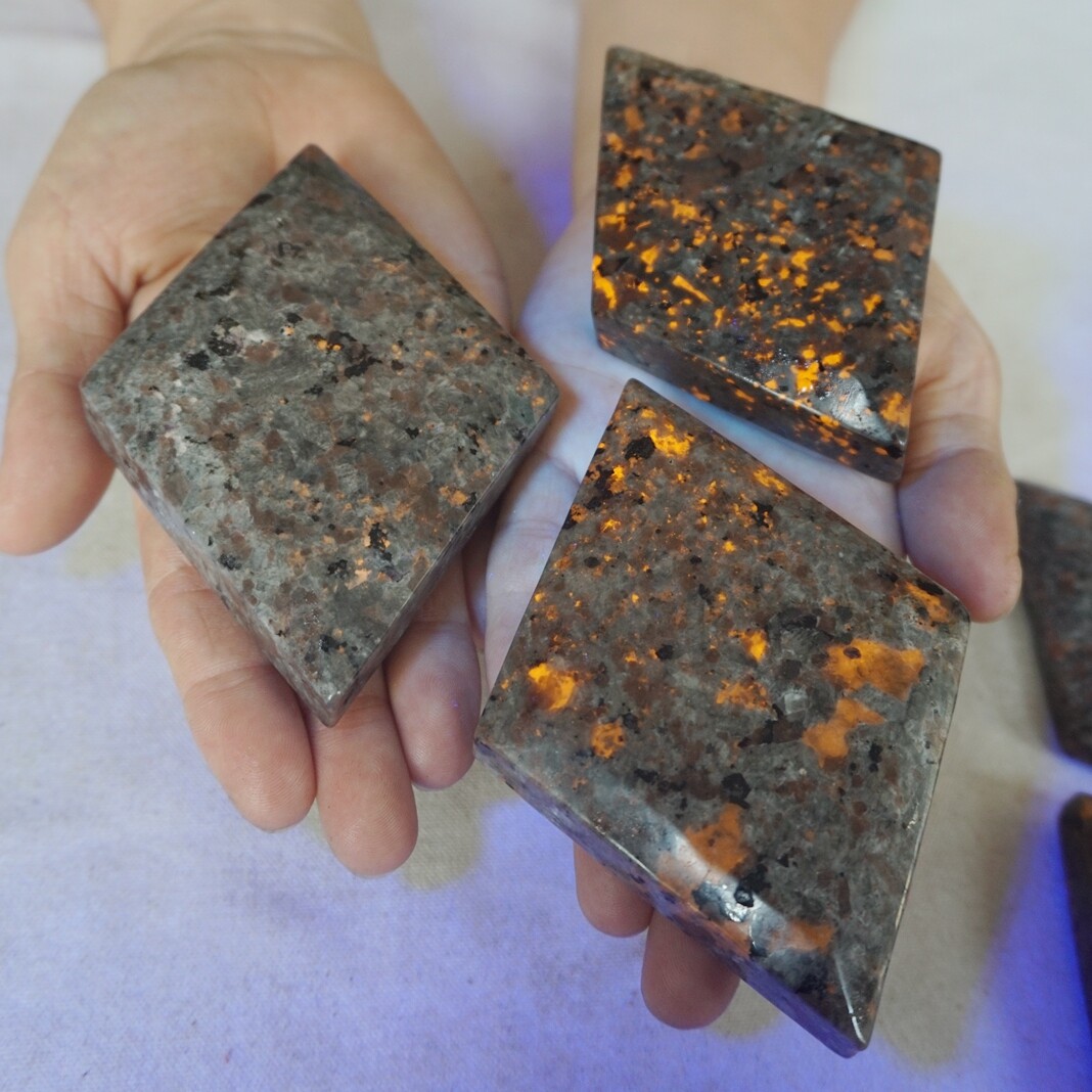 3.4LB 10Pcs Yooperlite Fire Palm Stone Crystal Rhombus Flashing Flame Under UV