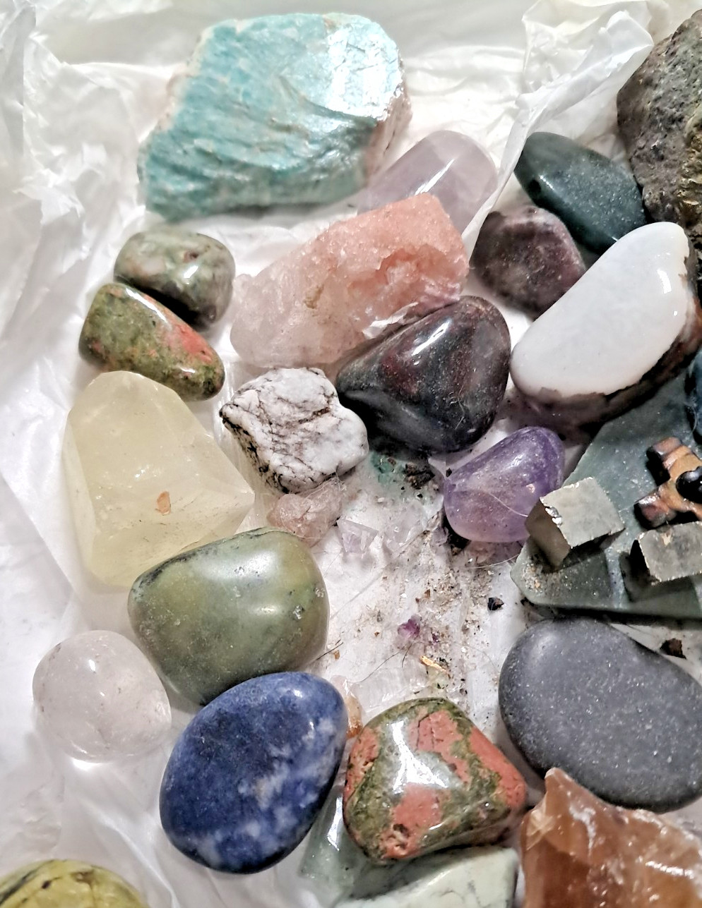 Mixed Lot of Assorted Crystals/ Rough & Tumbled Stones 2.7 lbs