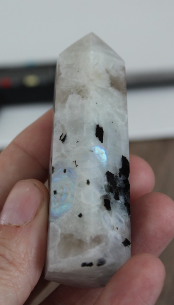RAINBOW MOONSTONE POINT 3.14 INCHES TALL/ 85 GRAMS