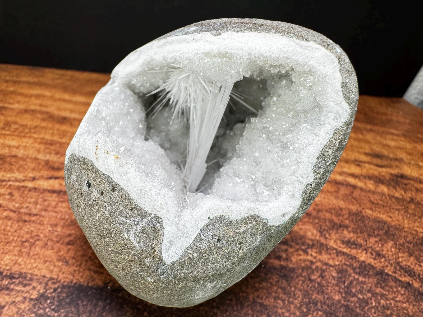 White Spray Scolecite geode from India – 317g