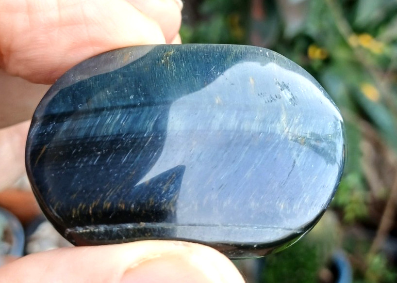 BLUE TIGER’S EYE PALMSTONE ENHANCES WILLPOWER 49 X 34 X 18 MM 48 G