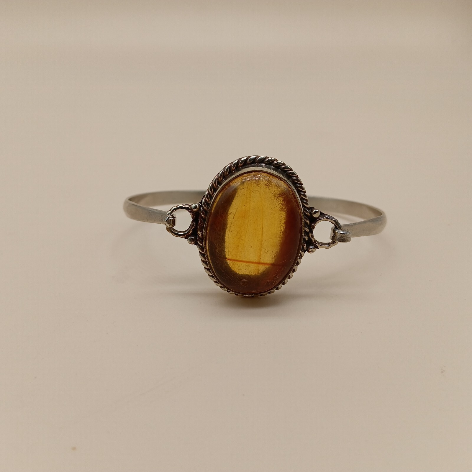 “Sunstone-Inspired Silver Kada with Polished Yellow Stone – Ethnic Jewellery