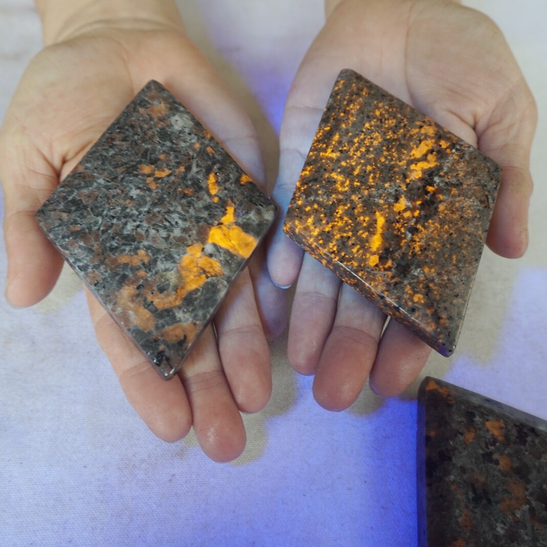3.4LB 10Pcs Yooperlite Fire Palm Stone Crystal Rhombus Flashing Flame Under UV