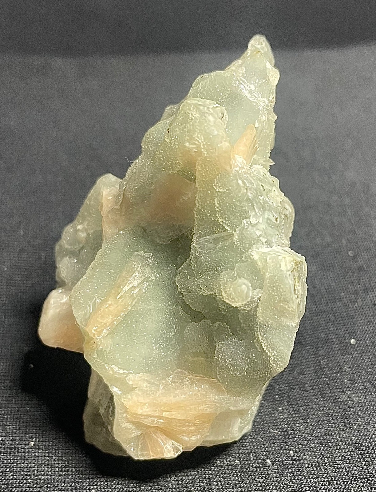 Natural coral stone with stilbite crystal and stunning 78 gr 6.5×5.5x4cm