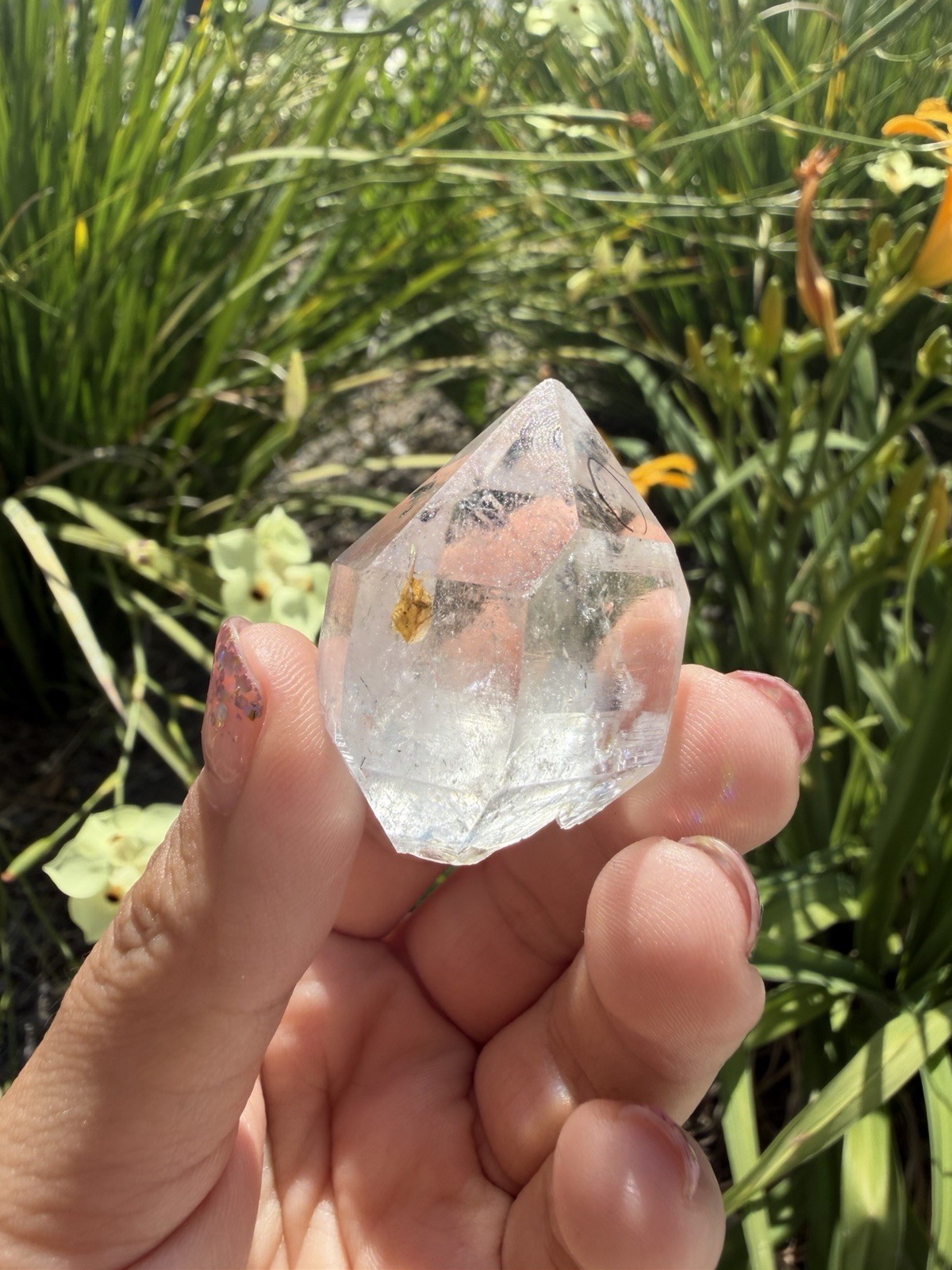 Natural Enhydro Quartz w/ Moving Bubble &/or Carbon/Black Inclusions,A444