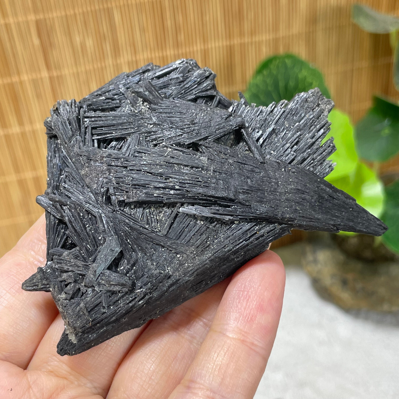 80g Natural Irregular natural black crystal cluster mineral specimen（dian qishi）