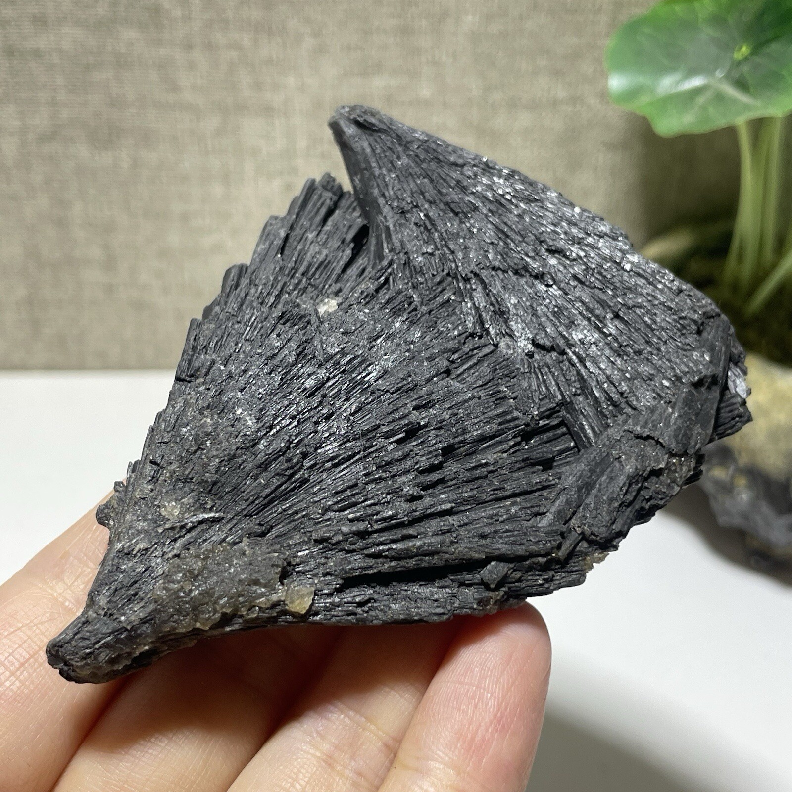 Natural Irregular natural black crystal cluster mineral specimen（dian qishi）105g