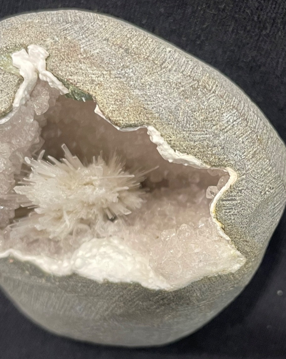 Scolecite spray in cluster in natural quartz in mm W/ formation of geode