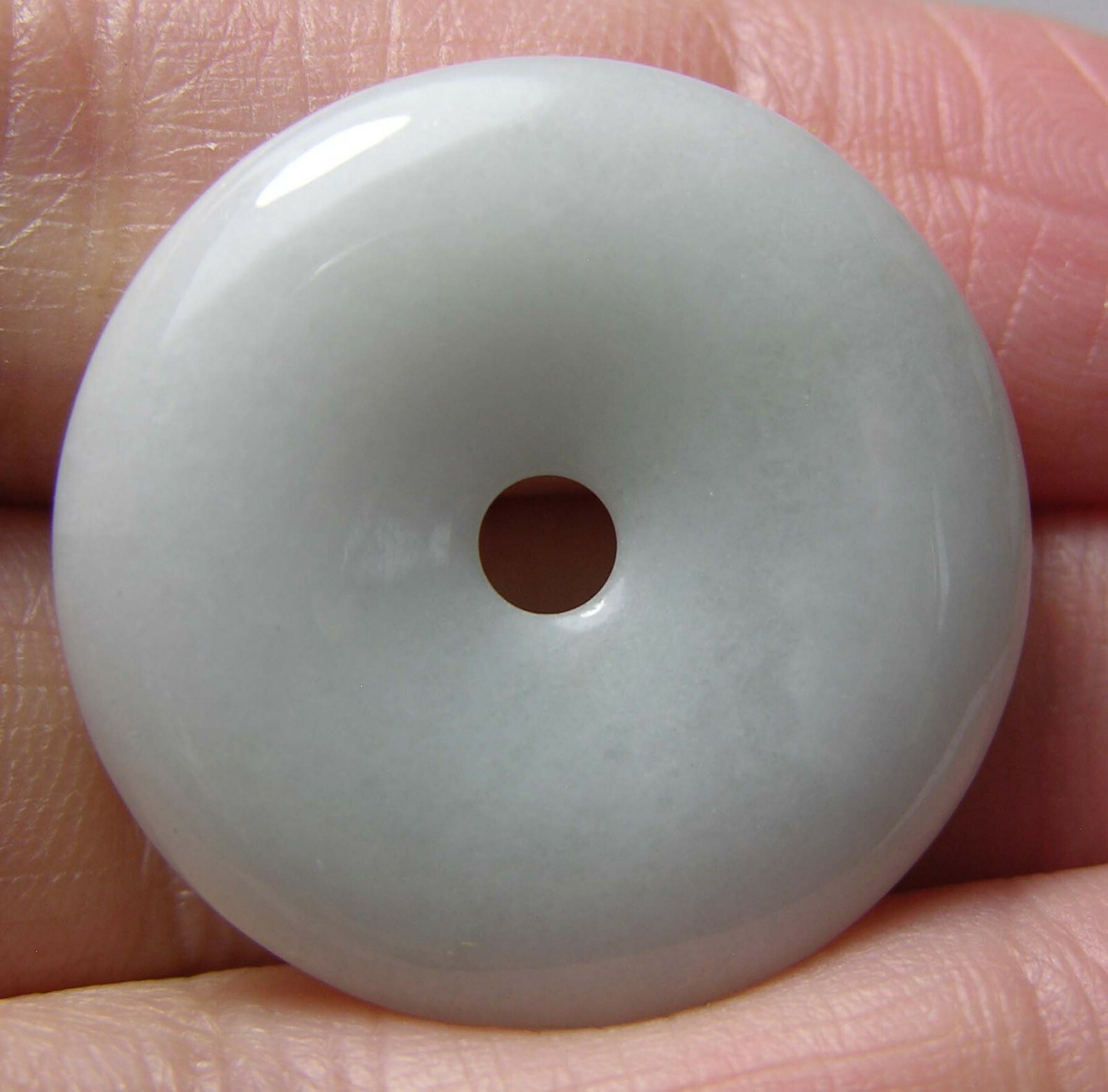 #8 100% Natural 33.00ct Untreated Green Jade Donut Shape Pendant 6.60g 26.00mm