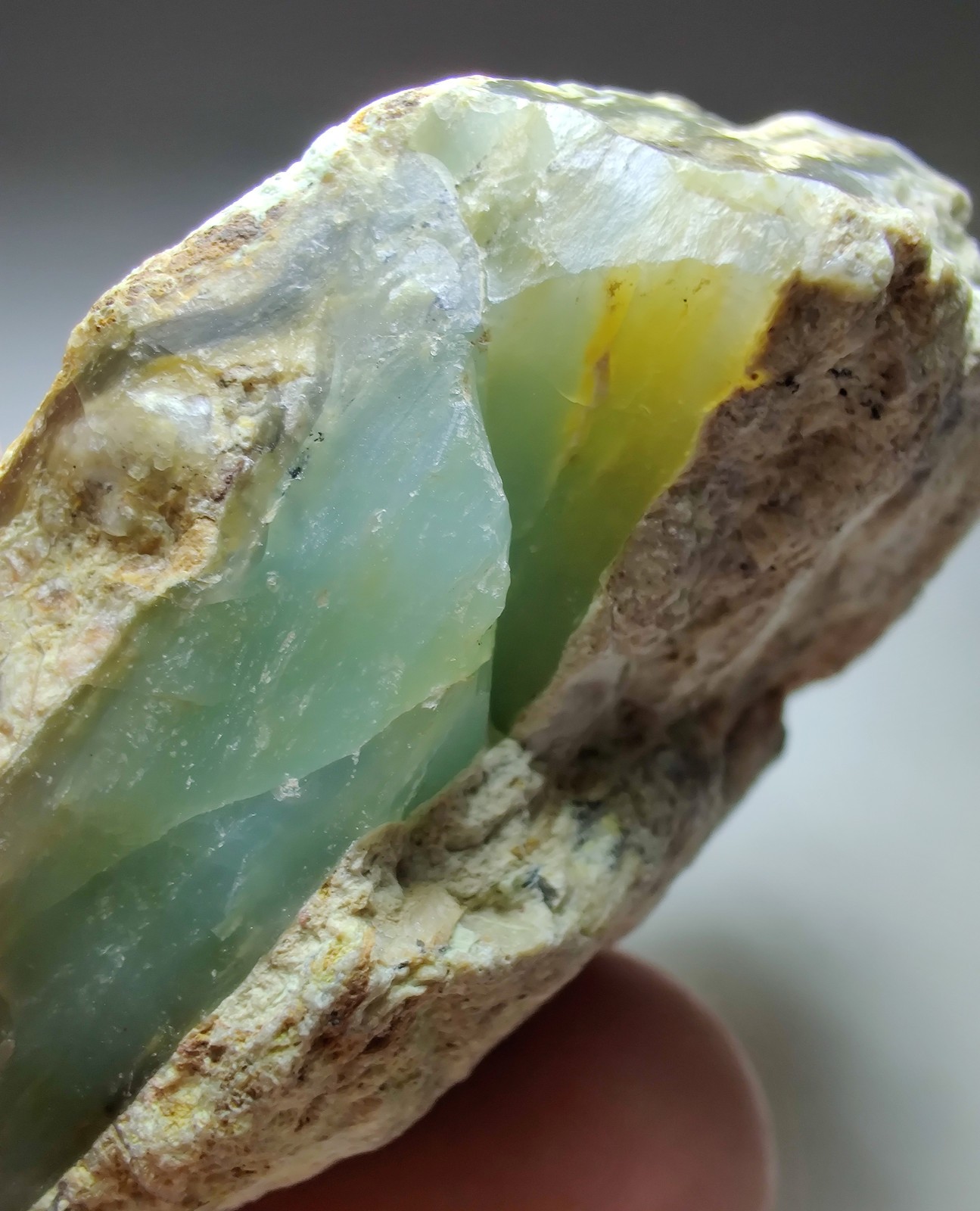 Green and blue Opal specimen, fluorescent. Southern Peru. 76 grams.