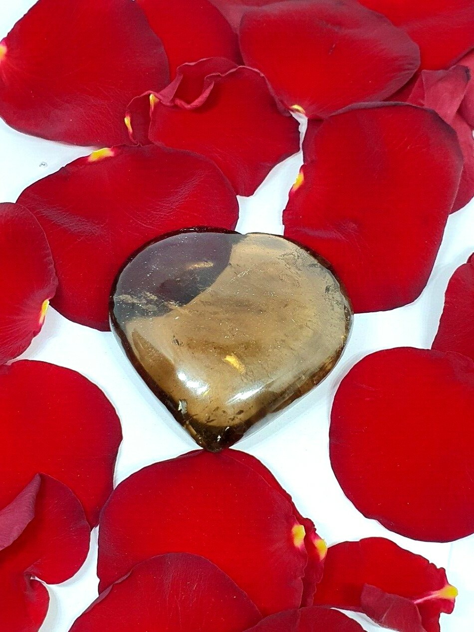 Smoky Quartz Heart Carving Real Crystal Protective Energy 86g 5.5 x 5 x 1.5cm s5
