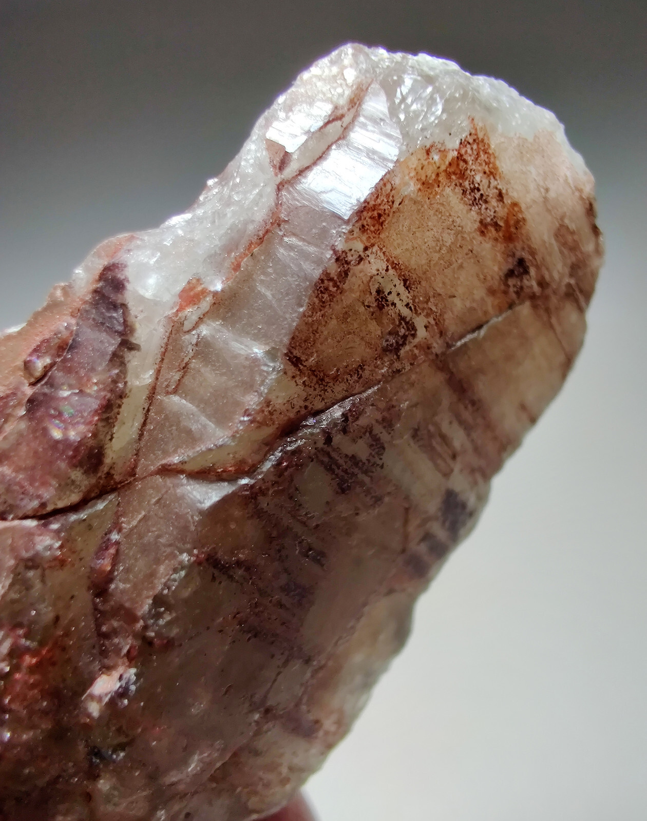 Quartz crystal with Hematite, terminated. Minas Gerais, Brazil. 5 cm.