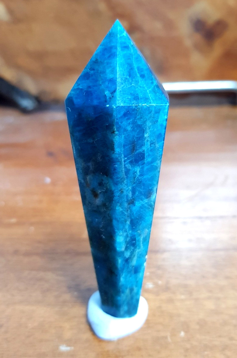 NEON BLUE APATITE SCEPTRE 93 X 29 X 13 MM + CORDIERITE (IOLITE) SPHERE 24 MM