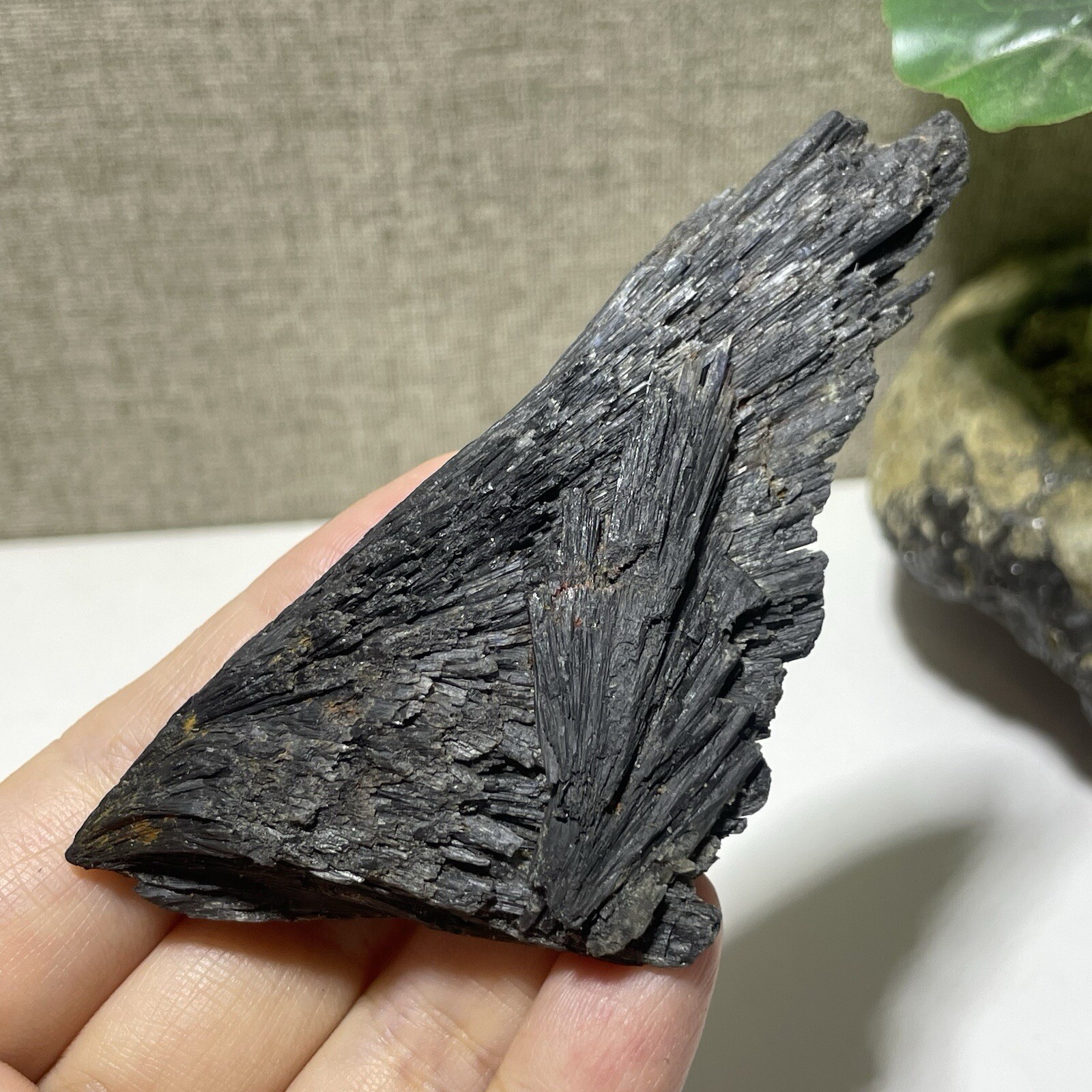 Natural Irregular natural black crystal cluster mineral specimen（dian qishi）76g