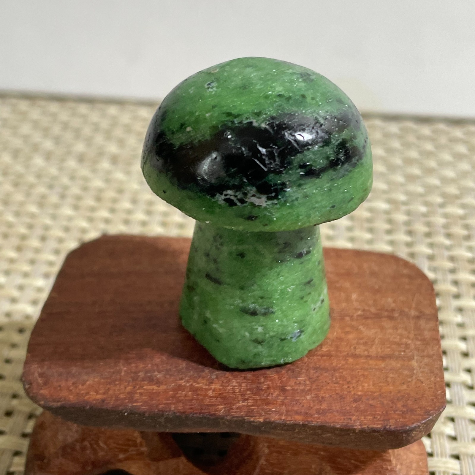 49g Natural quartz green treasure, carved and polished, mushrooms