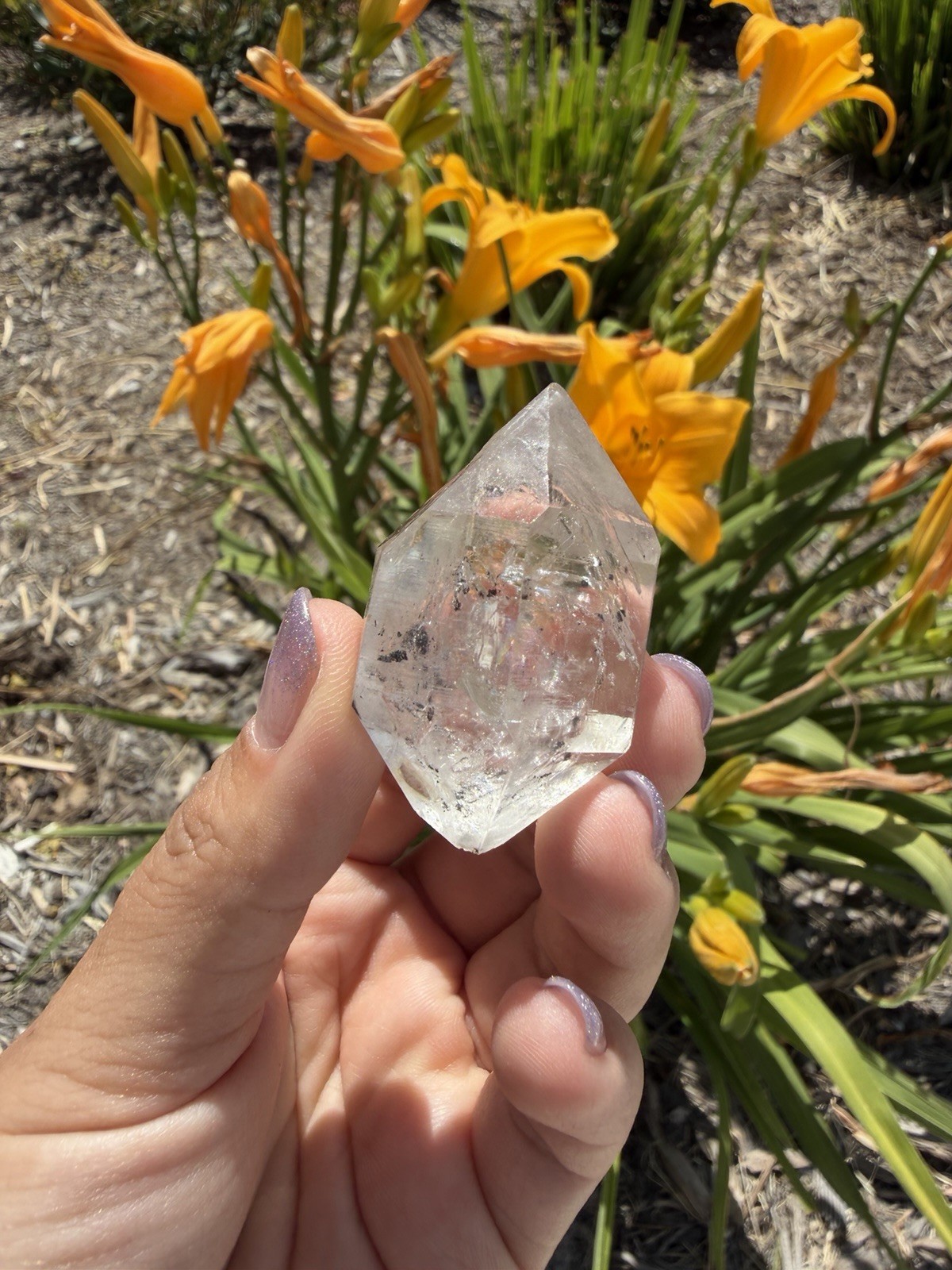 Natural Enhydro Quartz w/ Moving Bubble &/or Carbon/Black Inclusions,A484