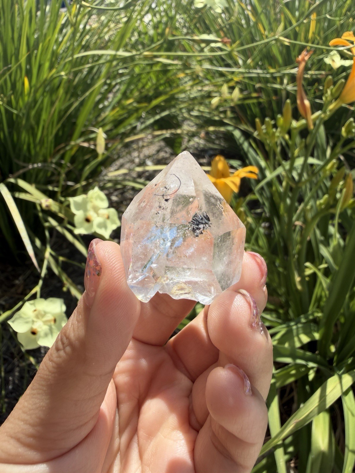 Natural Enhydro Quartz w/ Moving Bubble &/or Carbon/Black Inclusions,A444