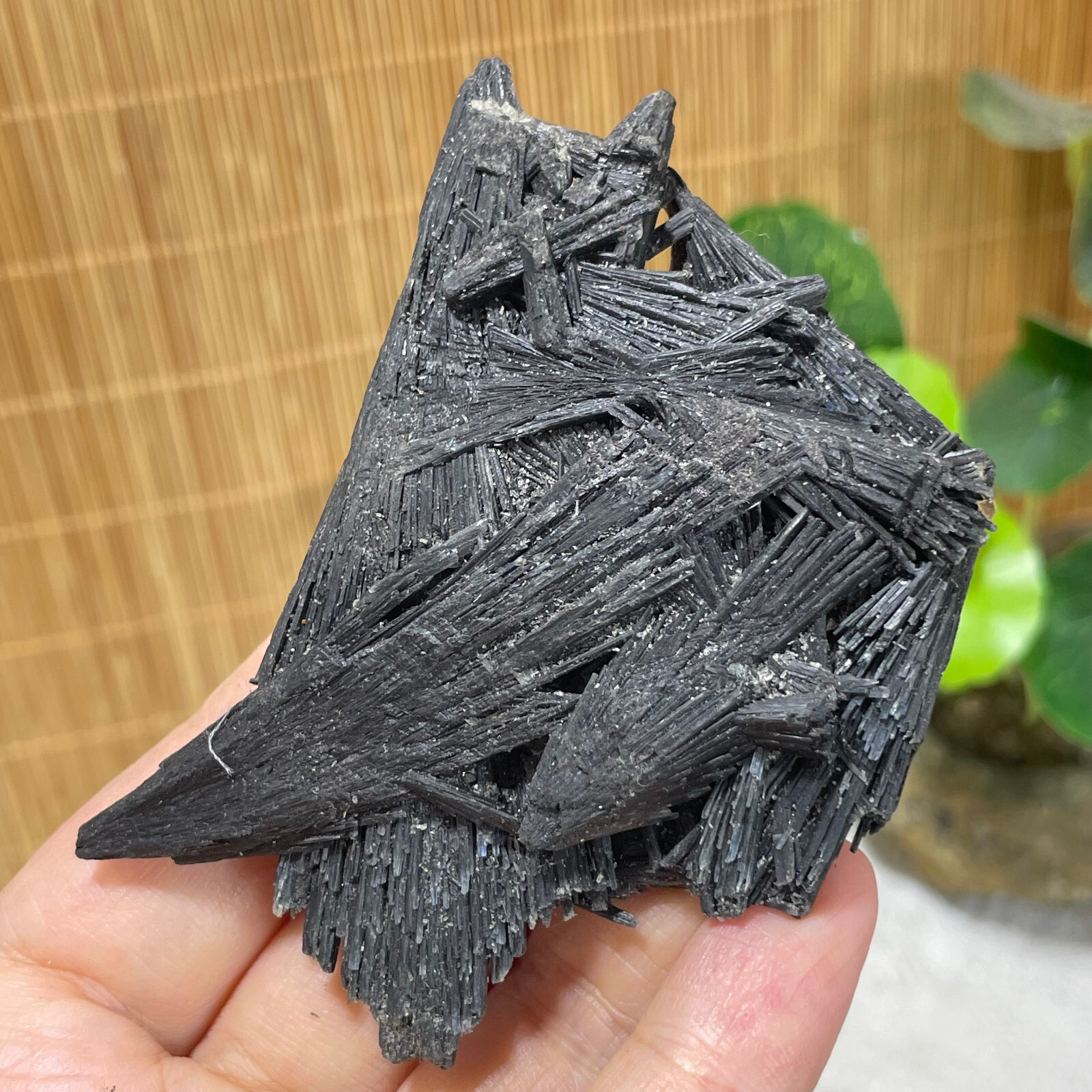 80g Natural Irregular natural black crystal cluster mineral specimen（dian qishi）