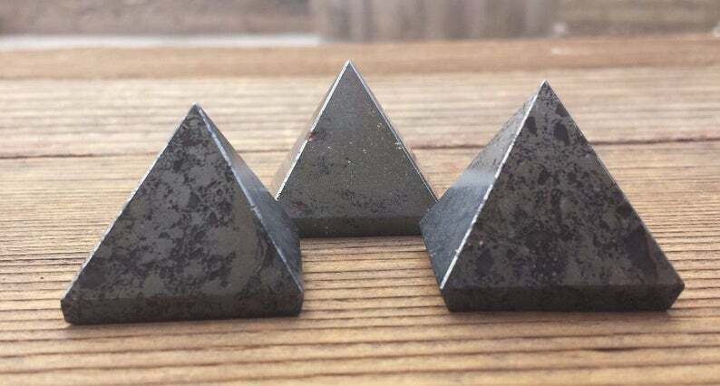 NATURAL HEMATITE MEDIUM GEMSTONE PYRAMID 27-30mm
