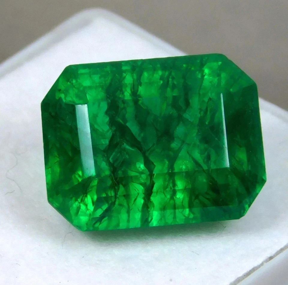 7-9 Carat Emerald Shape Zambia Natural Eye Clean Green Emerald Gemstone.