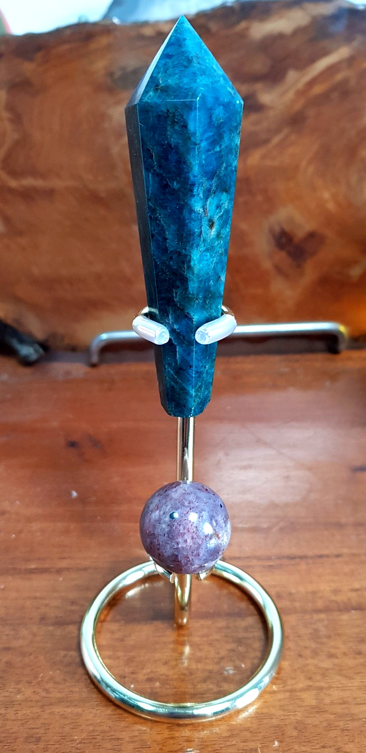 NEON BLUE APATITE SCEPTRE 93 X 29 X 13 MM + CORDIERITE (IOLITE) SPHERE 24 MM