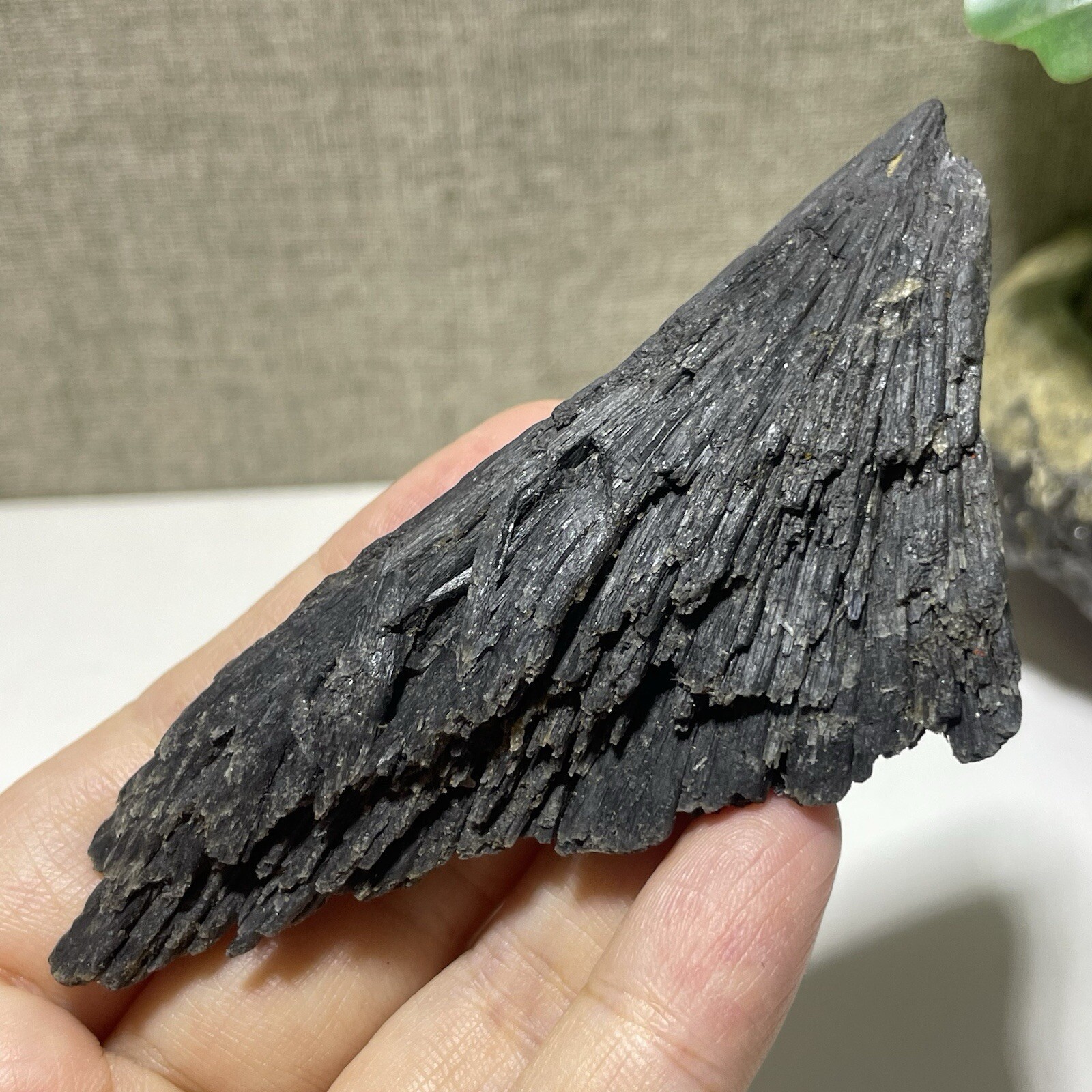 Natural Irregular natural black crystal cluster mineral specimen（dian qishi）76g