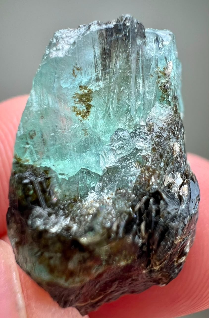 18CT, Beryl Var! Natural Emerald Huge Transparent Crystal on Black Mica ,KPK PAK