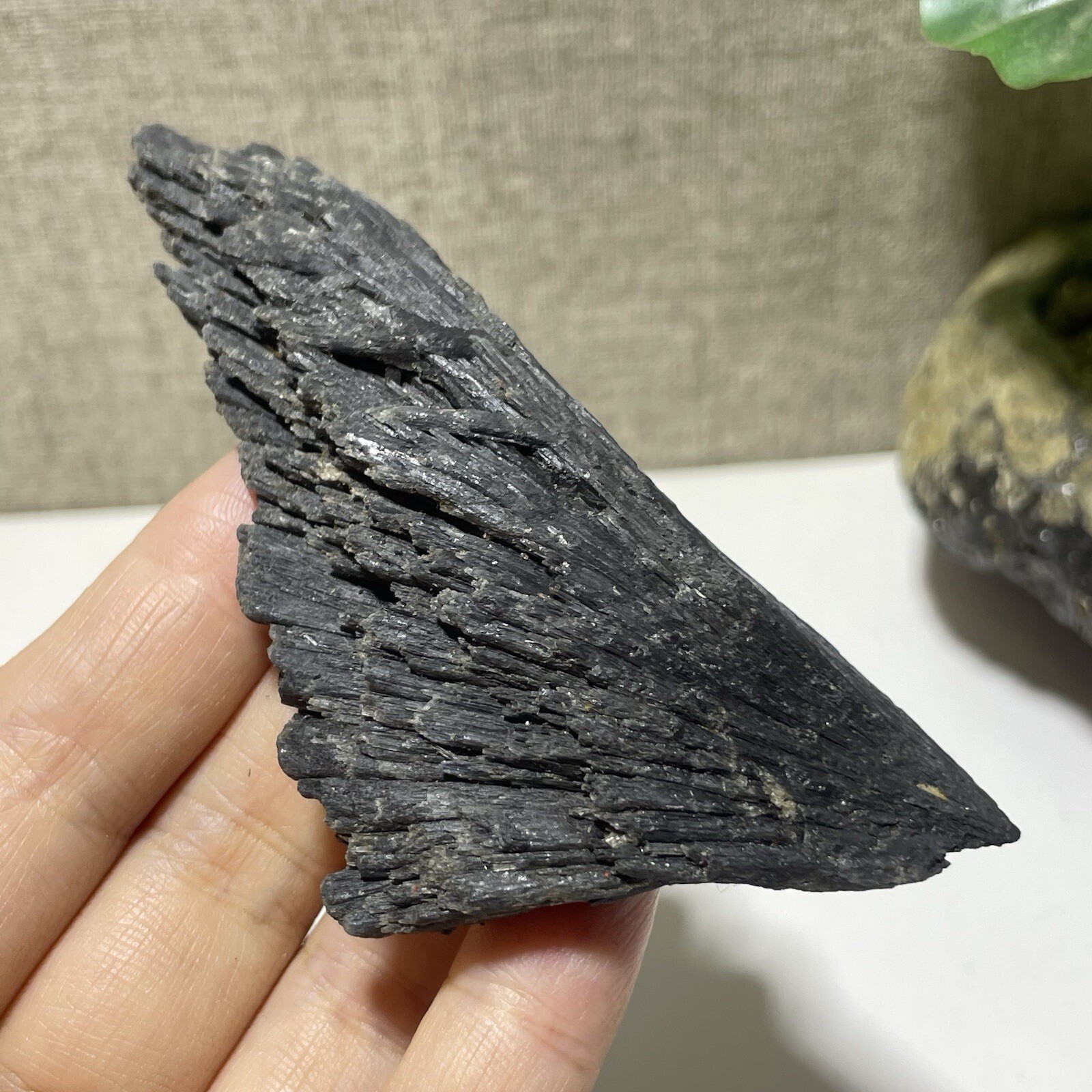 Natural Irregular natural black crystal cluster mineral specimen（dian qishi）76g
