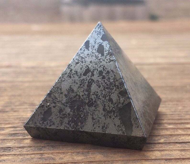 NATURAL HEMATITE MEDIUM GEMSTONE PYRAMID 27-30mm
