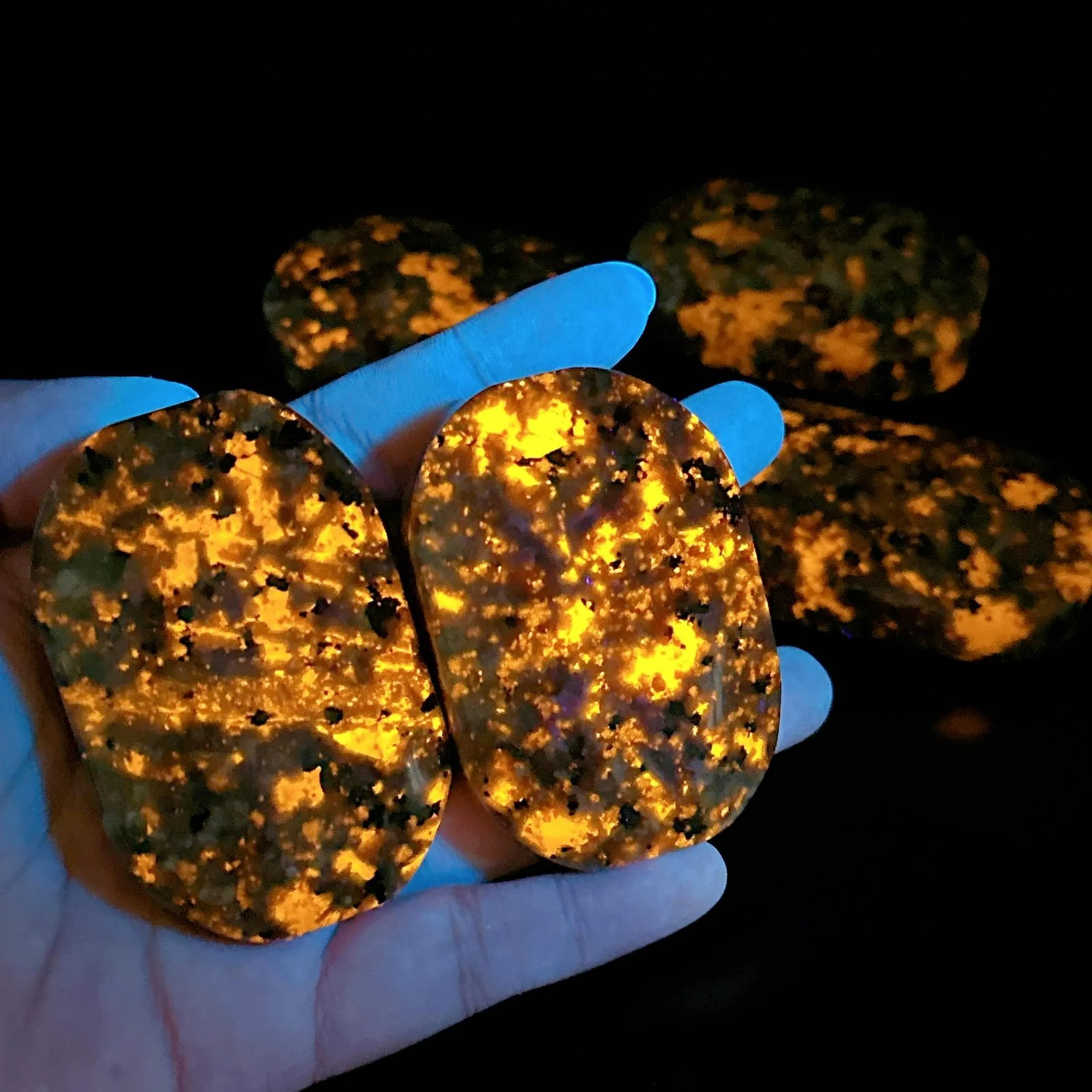 Natural Yooperlite Flame Palm Stone UV Reactive Glowing Sodalite Stone Mineral