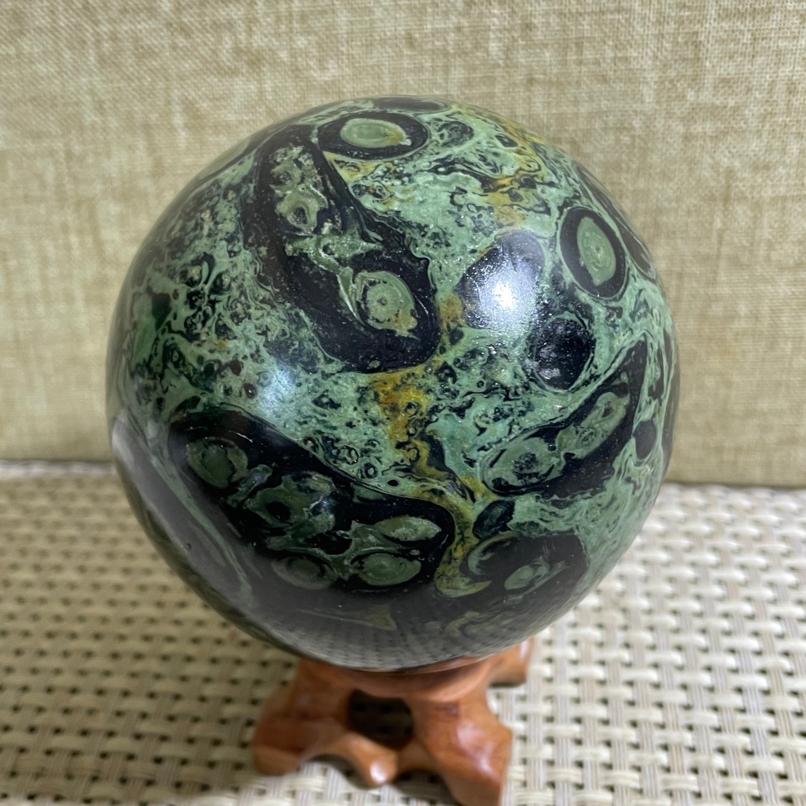 538g polished sparrow eye stone spherical specimen cured in Madagascar