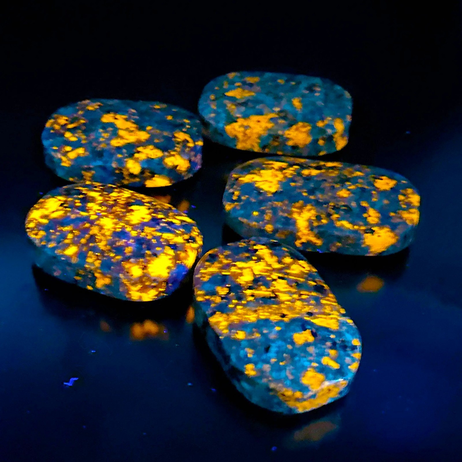 Natural Yooperlite Flame Palm Stone UV Reactive Glowing Sodalite Stone Mineral