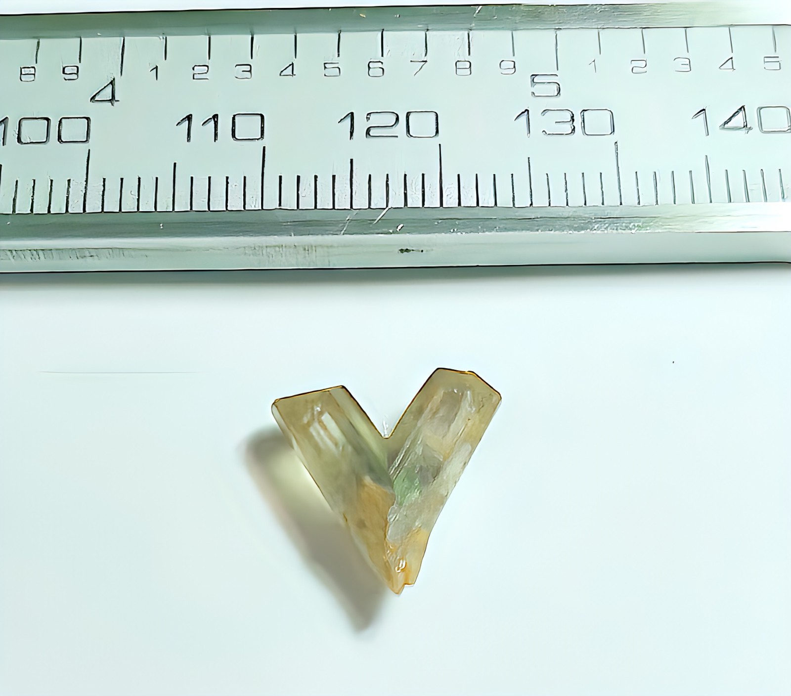 XLARGE RARE RED,PERFECT V SHAPE TWINNED COLOR CHANGE DIASPORE ZULTANITE CRYSTAL