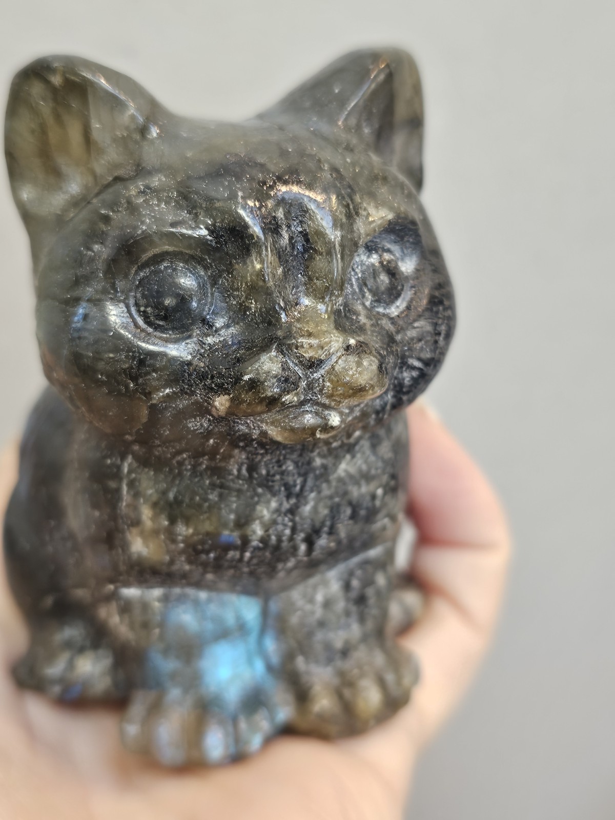 Large labradorite Cat crystal carving 345g 7.8cm blue green flash lab