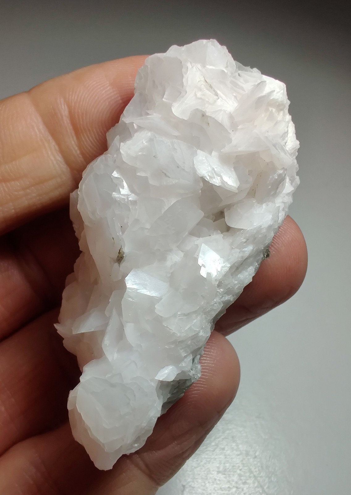 Excellent Calcite crystals with Fluorite, UV. Yaogangxian Mine, China. 57 grams.