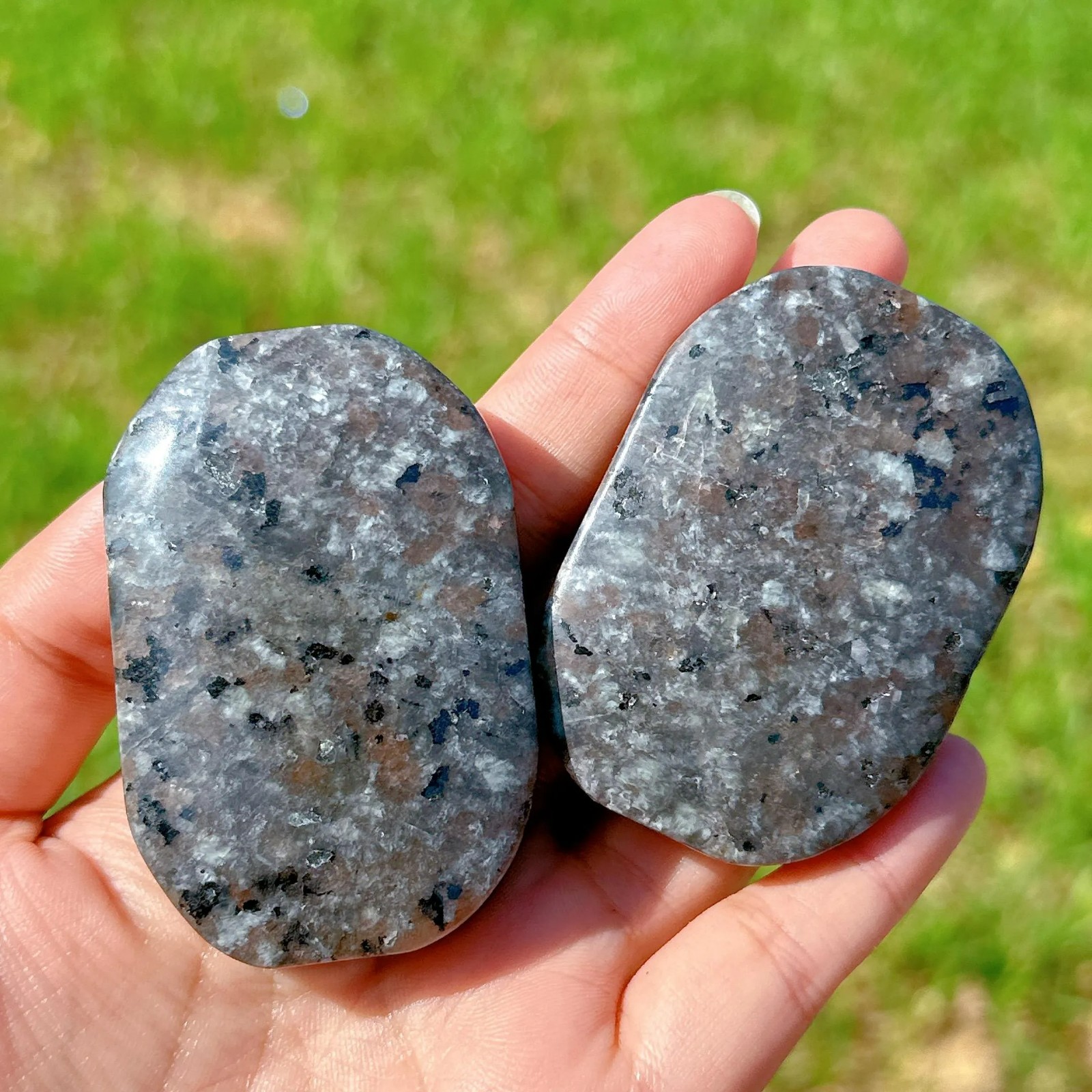 Natural Yooperlite Flame Palm Stone UV Reactive Glowing Sodalite Stone Mineral