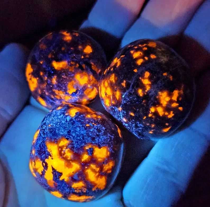 3PCS UV Reactive Yooperlite Tumbled Stone Fluorescent Fire Glow Pocket Crystal