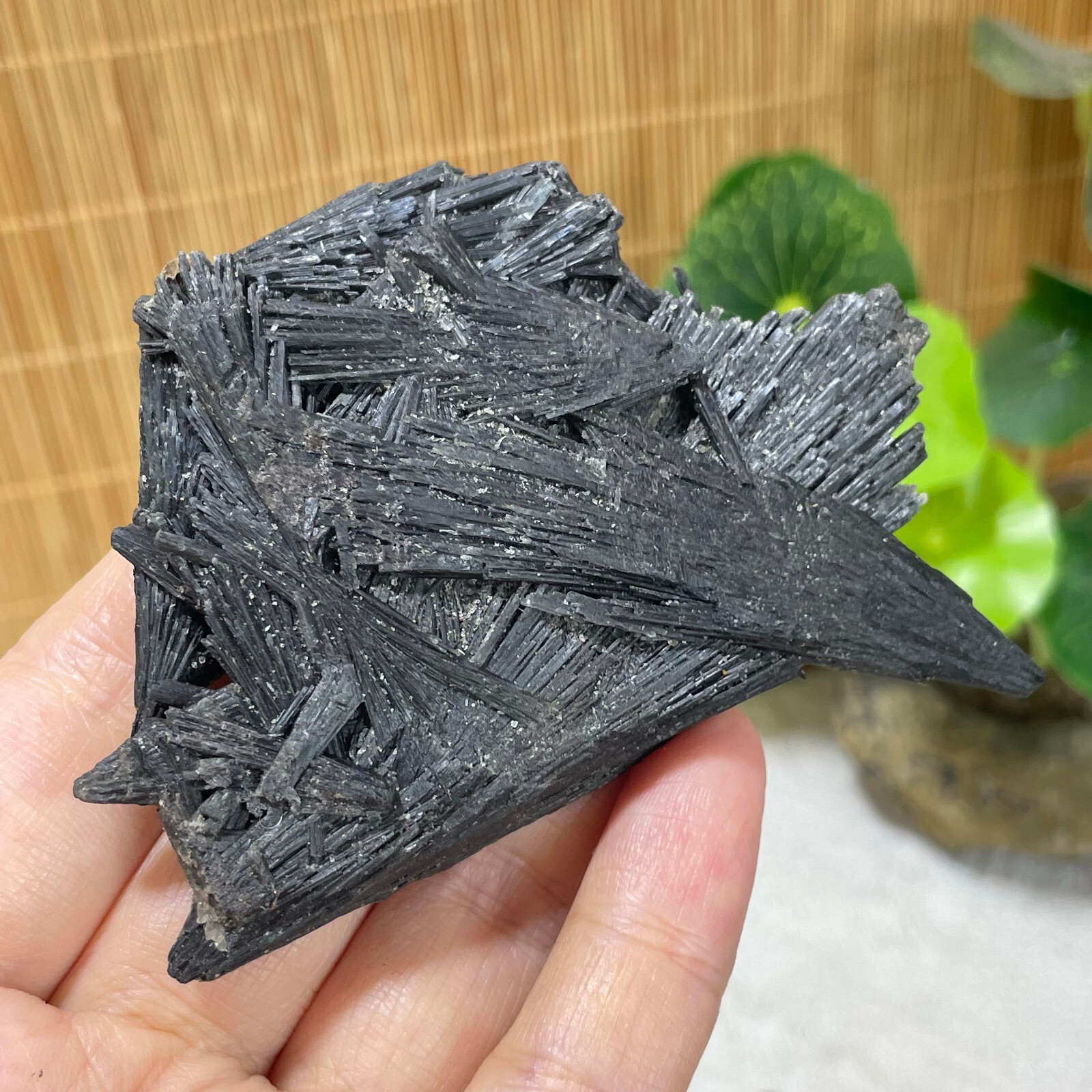 80g Natural Irregular natural black crystal cluster mineral specimen（dian qishi）