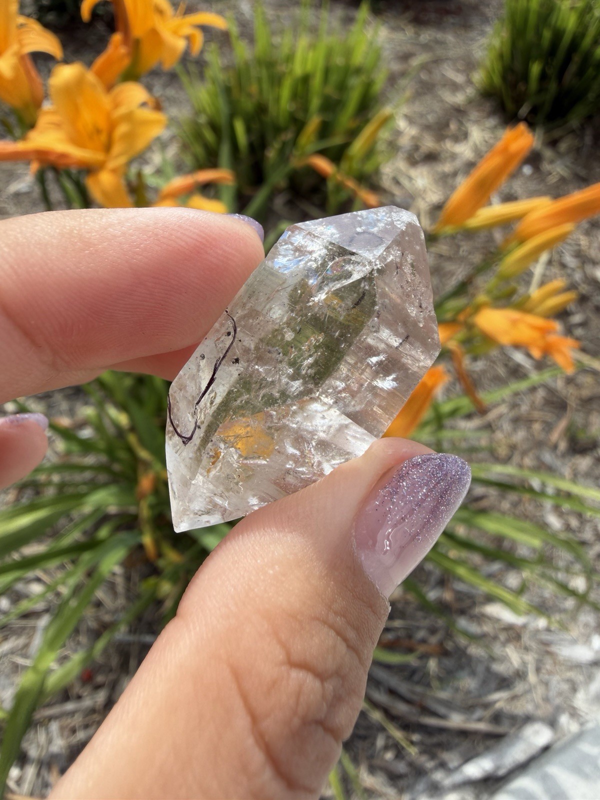 Natural Enhydro Quartz w/ Moving Bubble &/or Carbon/Black Inclusions,A469