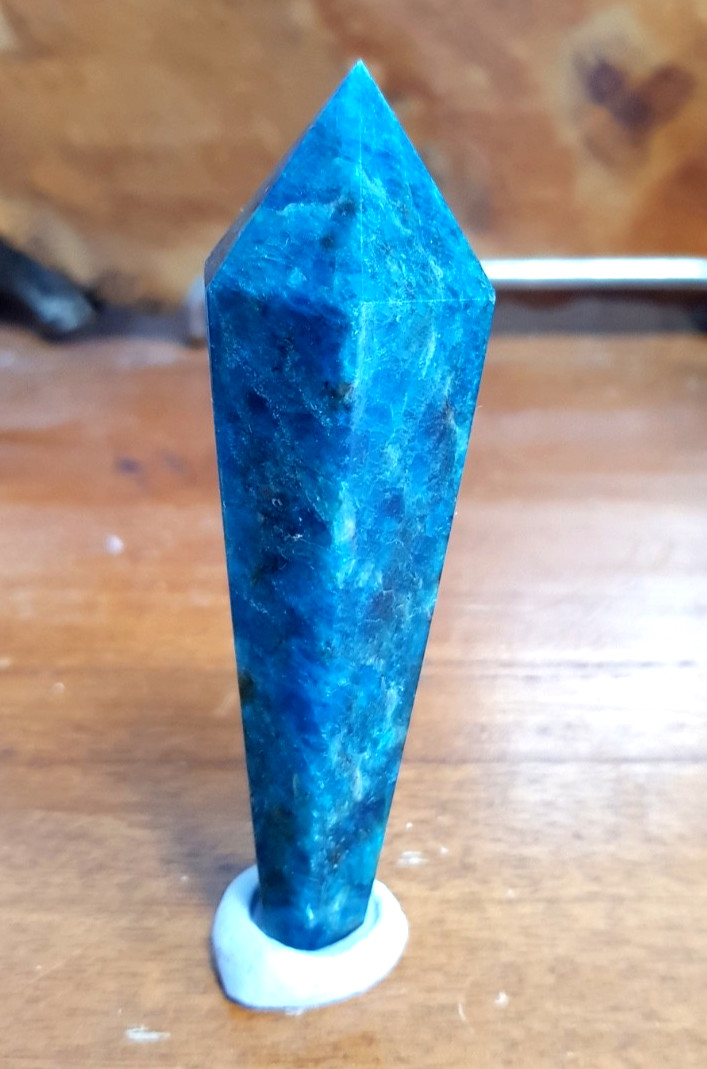 NEON BLUE APATITE SCEPTRE 93 X 29 X 13 MM + CORDIERITE (IOLITE) SPHERE 24 MM
