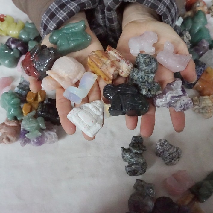 11LB 95Pcs Quartz Crystal Jasper Skull Fgurines Mixed Gem Stone Carvings Healing