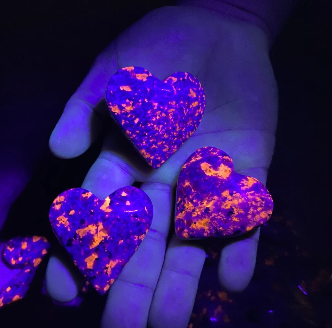 Genuine Yooperlite Heart Stone UV Reactive Sodalite Healing Reiki Flame Crystal