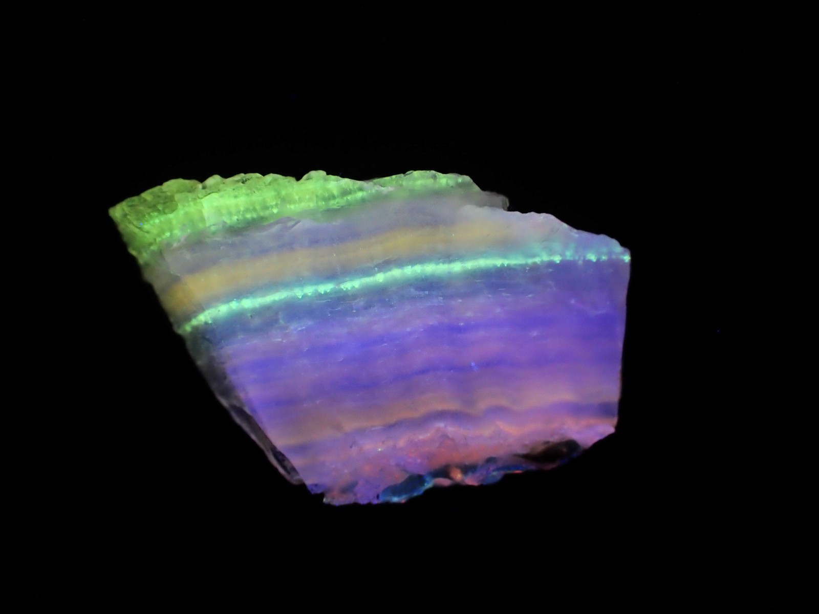 Beautifully fluorescent Hokkaidoite and opals containing organic minerals B274