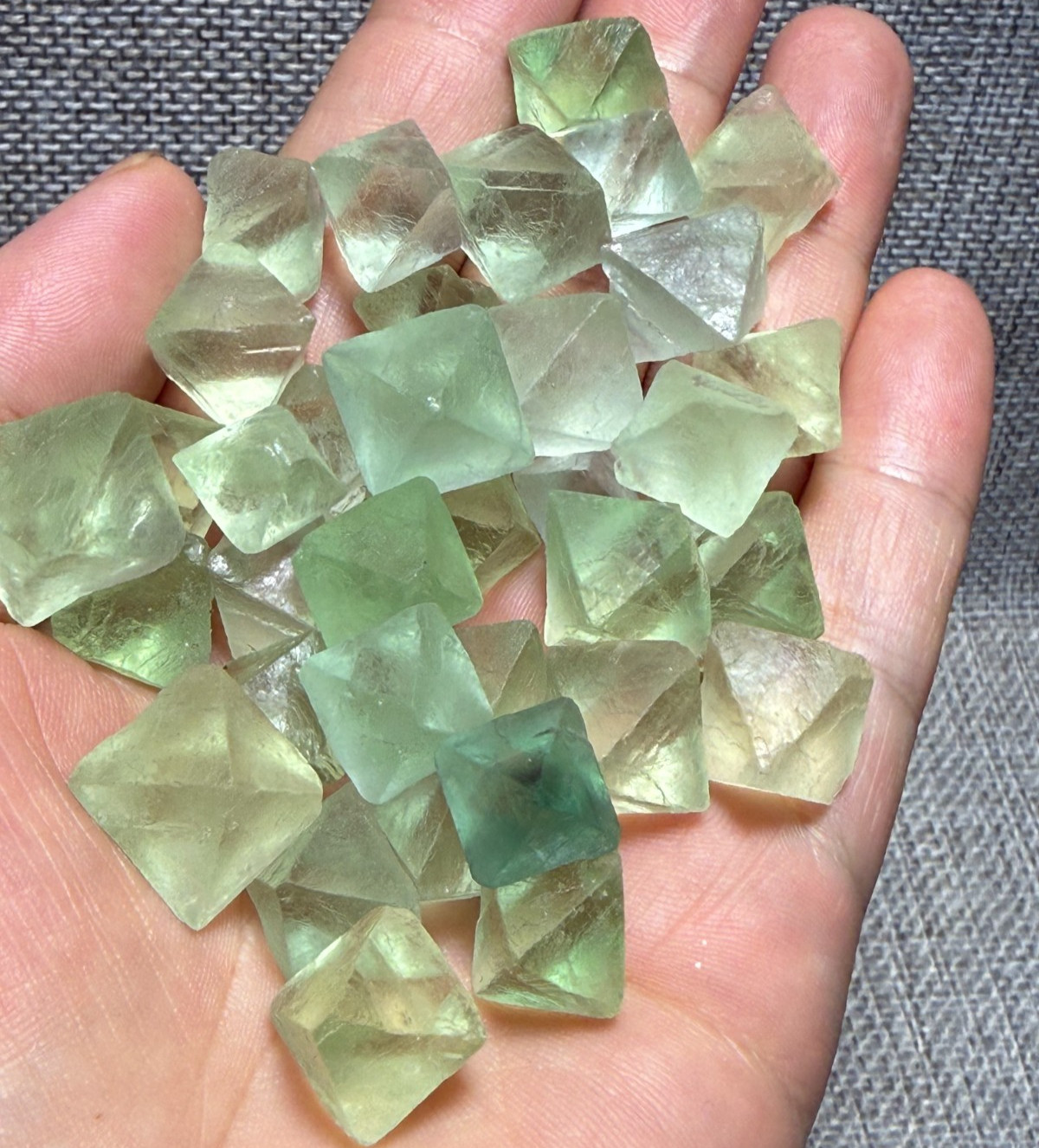 100g 35pcs Natural Green Fluorite Octahedron Crystal Raw Rock Specimen Stone AA+