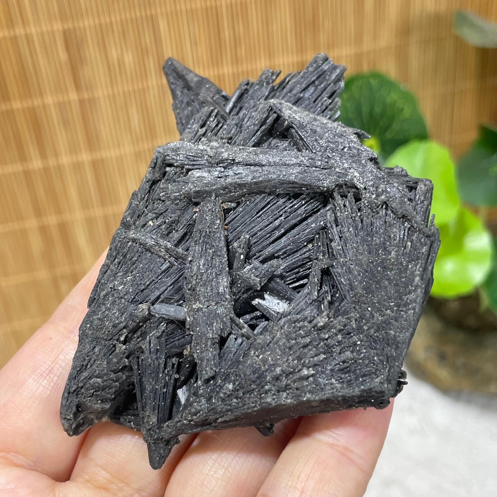 80g Natural Irregular natural black crystal cluster mineral specimen（dian qishi）