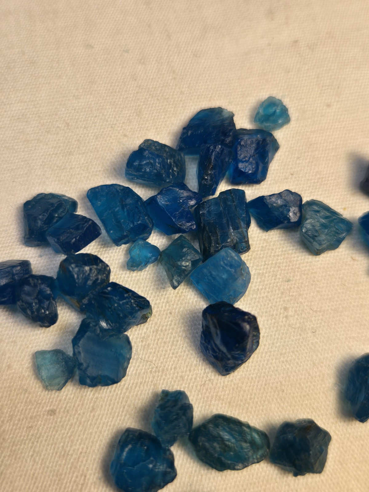 500 Ct Natural Raw Blue Color Neon Apatite Rough Loose Gemstone For Jewelry
