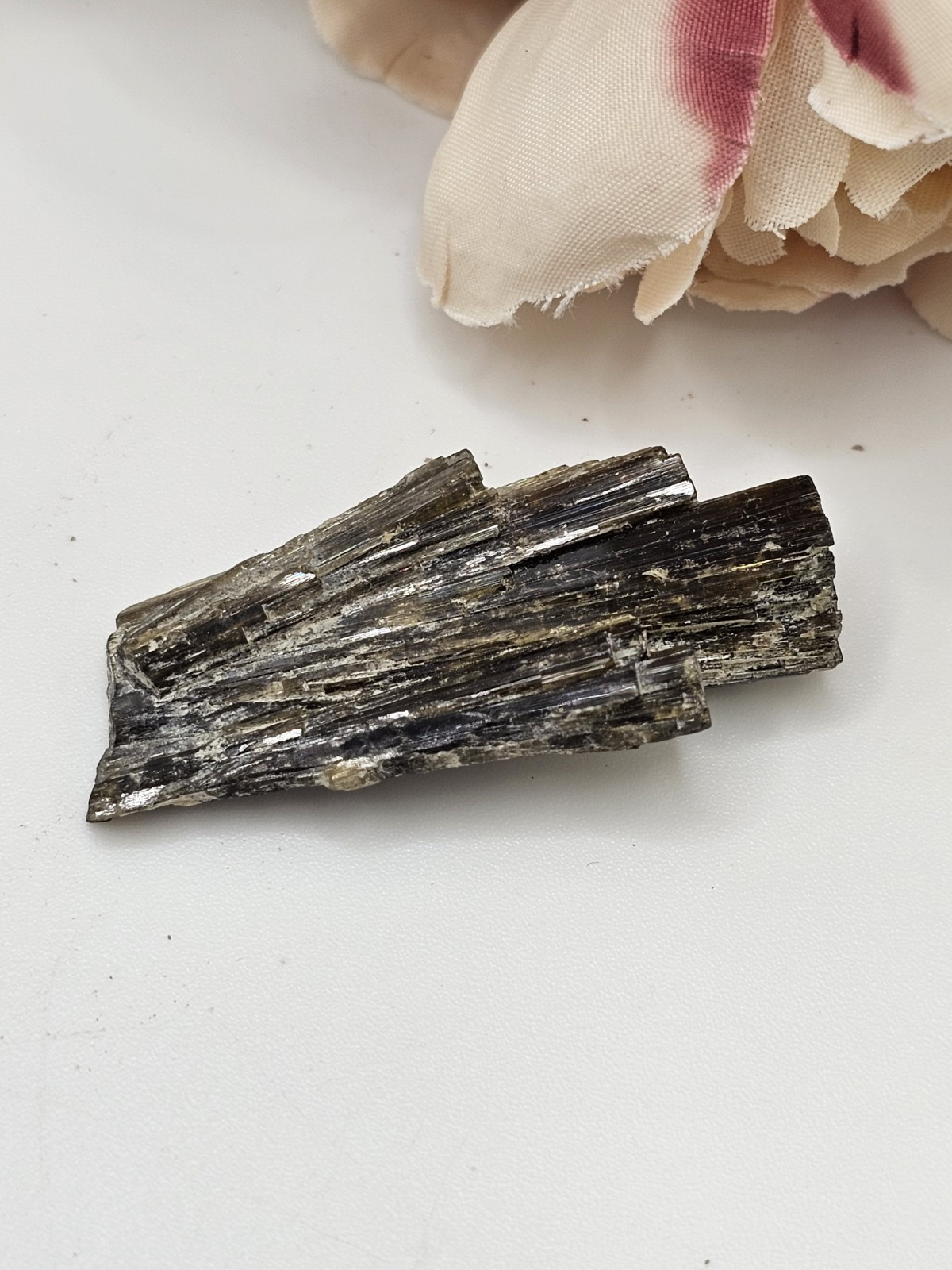 Mini Epidote Bunch Cluster Green crystal Epidot grounding 9g 4cm X 2cm Pakistan