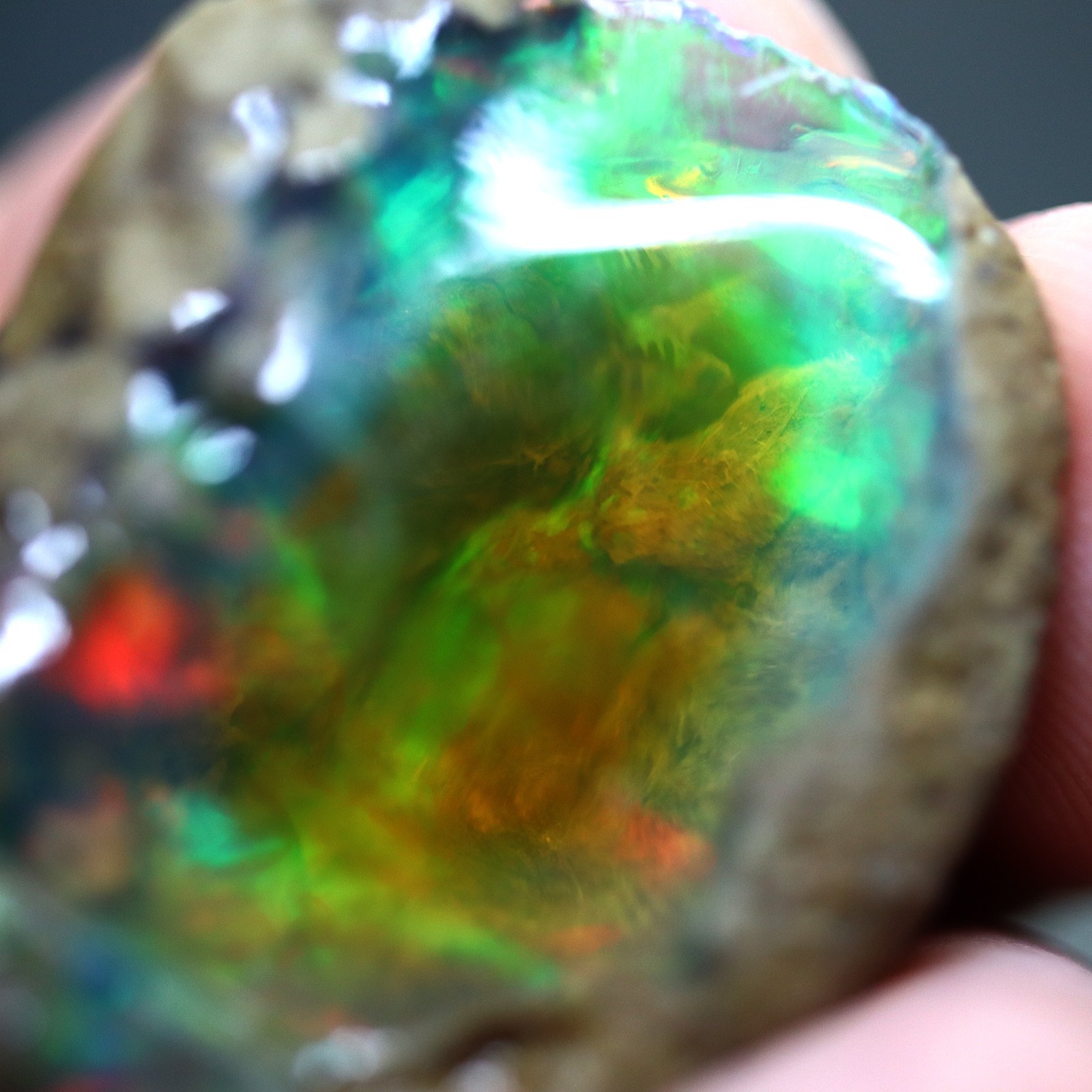Flashy Opal rough. 140.25 carats, 28 g. 43 mm. Wegal Tena mine, Ethiopia