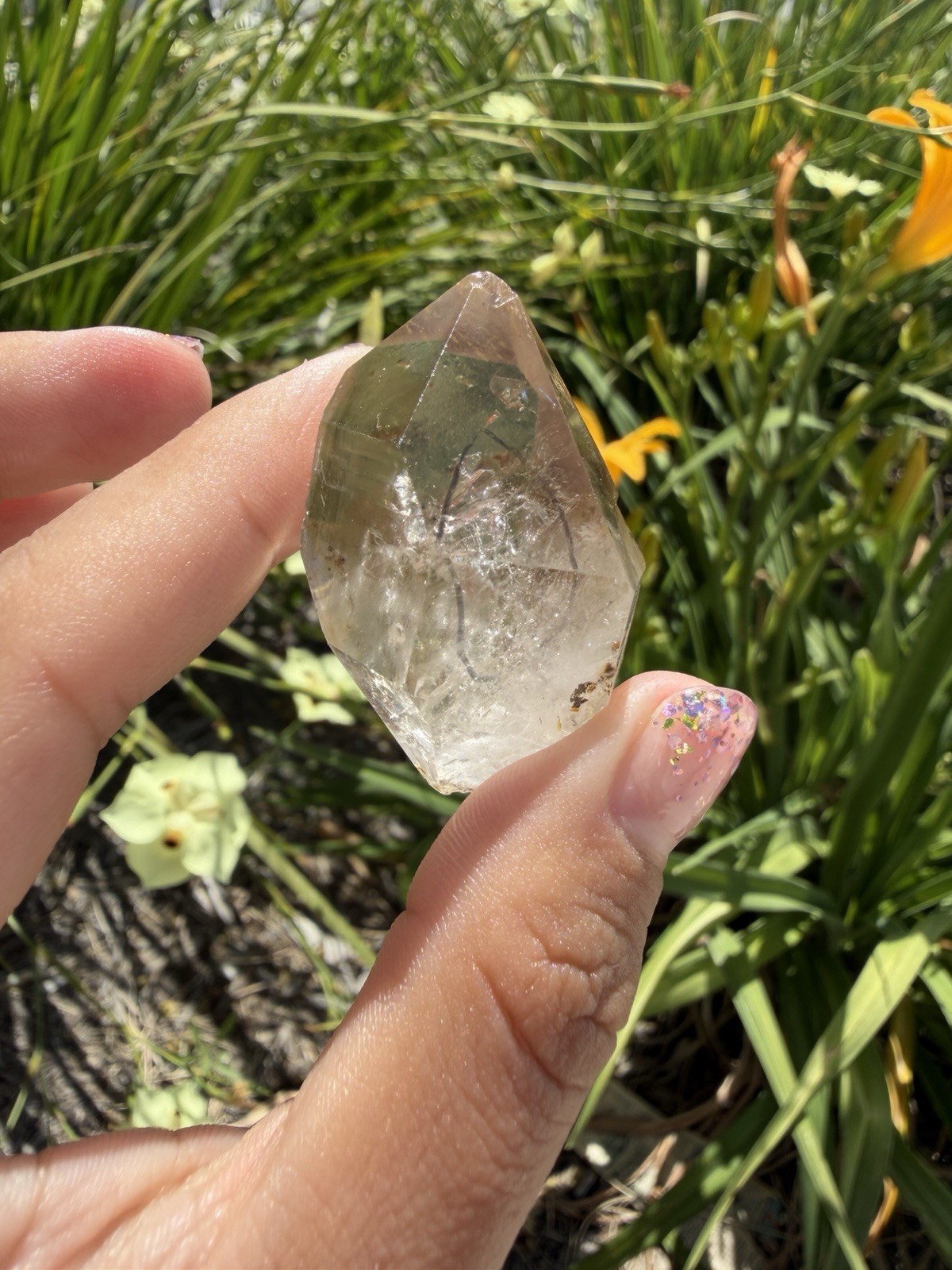 Natural Enhydro Quartz w/ Moving Bubble &/or Carbon/Black Inclusions,A451